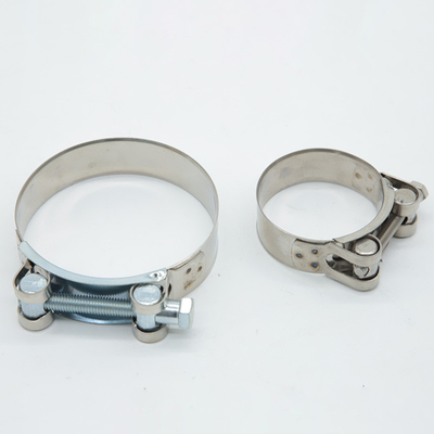 Des pinces de 32 à 68 mm de large avec une finition zincée résistante à la rouille et à la corrosion