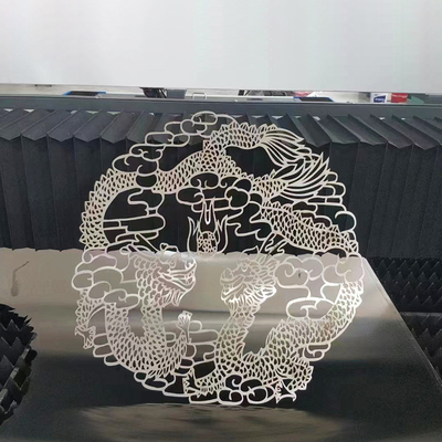 Construire une plaque en acier inoxydable gravure au laser avec des motifs de plantes et d'animaux coupés au laser